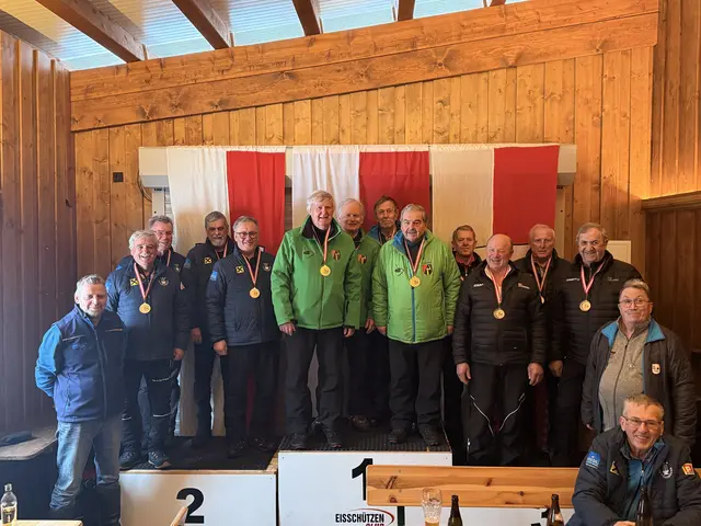 Rang 2 EV Fieberbrunn, Rang 1 EC Oberndorf, Rang 3 ESC Jochberg und die Gratulanten r EC Brixen Obmann Rupert Strasser und l Andi Aberger