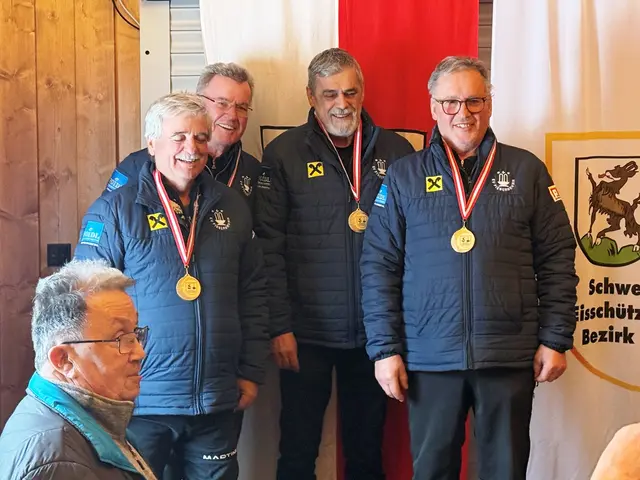 Die Vizemeister des EV Fieberbrunn I; Albert Perterer, Albin Blassnigg, Stefan Trixl und Josef Foidl mit dem Gratulanten Bezirksobmann Andi Aberger.