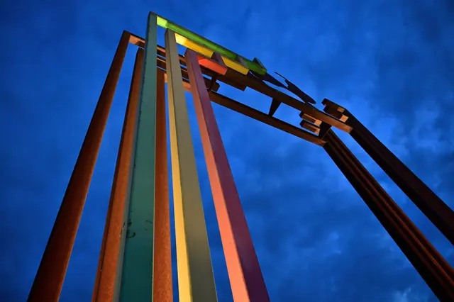 Der Blick ist nach oben gerichtet: Kunstobjekt von Sepp Eybl beim Kreisverkehr "Weißes Kreuz" (B 121) in Amstetten. | Foto: Hans-Peter Kriener