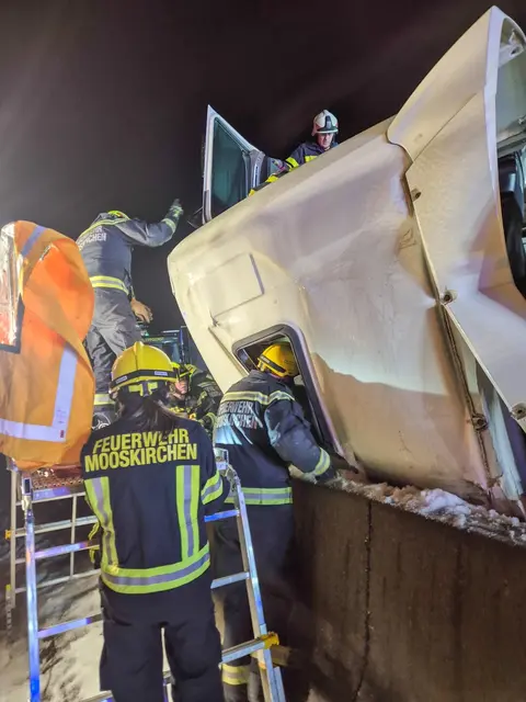 Die Feuerwehrleute mussten sich den Zugang zum Fahrer freischneiden. | Foto: FF Mooskirchen/FF Steinberg