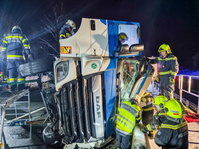 Der Zugang zum verletzten Lkw-Fahrer gestaltete sich schwierig. | Foto: FF Mooskirchen/FF Steinberg