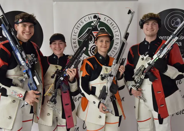 Dominic Einwaller, Theresa Exenberger, Lisa Felderer und Patrick Entner freuen sich über den Halbfinaleinzug bei der Luftgewehr-Bundesliga 2025/26 in Grünau im Almtal. | Foto: Manfred Kopitar