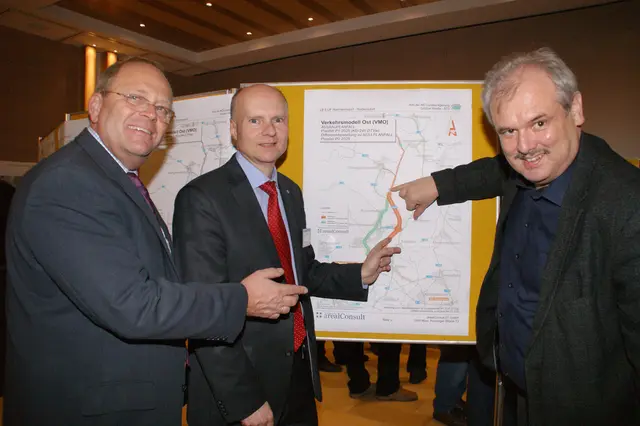 Die Umfahrung beschäftigte lange Jahre Harmannsdorf und Umgebung und den damaligen Bürgermeister Norbert Hendler (re.). | Foto: Archiv