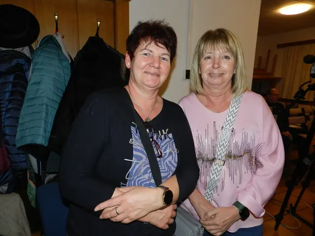 Anita Berhold, Maria Müller ,, gefallen die Stücke der Volksbühne Stössing | Foto: Heribert Punz