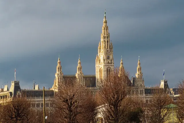Unser Rathaus, einmal ganz natürlich beleuchtet