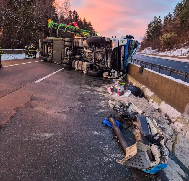 Ein Sattelschlepper verunfallte kurz nach dem Assingbergtunnel schwer, der Fahrer wurde eingeklemmt. | Foto: FF Mooskirchen/FF Steinberg