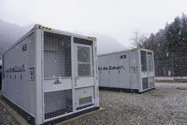 So sehen die beiden Container des neuen Großbatteriespeichers aus.  | Foto: AMG
