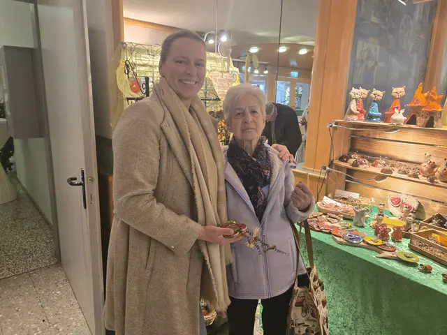 Carmen Palomo und Annemarie Langheiter zeigten sich begeistert vom frühlingshaften Angebot. | Foto: Julia Steyrer