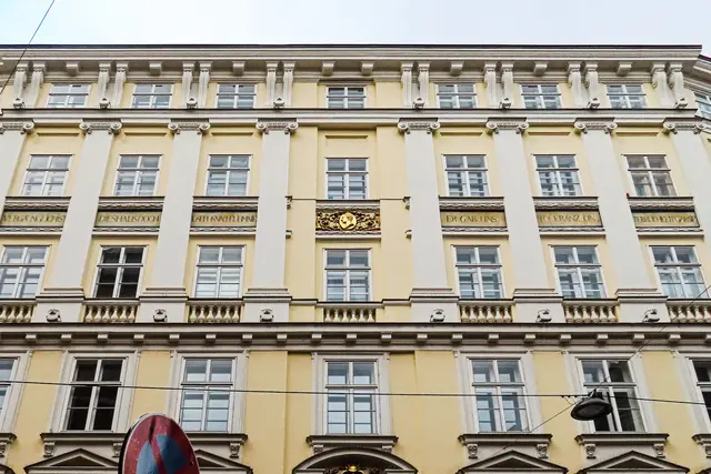 Aber auch die Fassade dieses Hauses auf dem Fleischmarkt kann sich sehen lassen.