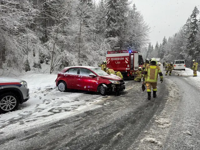 In Kössen rutschte eine 20-jährige Österreicherin mit ihrem Pkw teilweise auf den Fahrstreifen des Gegenverkehres ab.  | Foto: ZOOM.Tirol