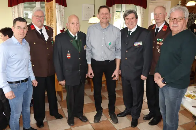 Als Gratulanten stellten sich die Feuerwehr Stallhof, der Kameradschaftsbund Stainz und die Tischtennisrunde Graschuh bei Günther Reinbacher (4.v.l.) ein | Foto: Gerhard Langmann