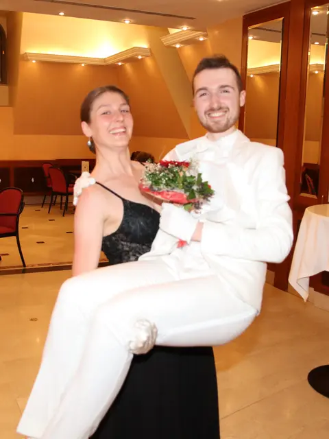 Farbentausch: Stefan besorgte sich einen weißen Smoking, um mit Eva-Maria im schwarzen Abendkleid im Schwarz-Weiß-Eröffnungskomitee mitzutanzen. | Foto: Manfred Wlasak