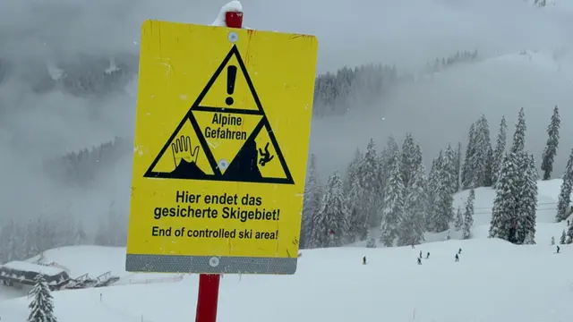 Im Westen Österreichs herrscht Lawinengefahr. Im Osten ist mittlerweile der Strom zu weiten Teilen wiederhergestellt.  | Foto: zoom.tirol/Symbolfoto
