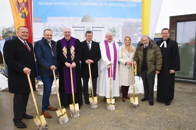 Bürgermeister Gerhard Dreiszker, Landeshauptmann Hans Peter Doskozil, Diözesanbischof Ägidius Zsifkovics, Vizebürgermeister Gerold Eder, Dechant Karl Opelka, Landesrätin Daniela Winkler, Architekt Themistoklis Ioannou und der evangelische Pfarrer Jan Magyar beim Spatenstich. | Foto: Landesmedienservice
