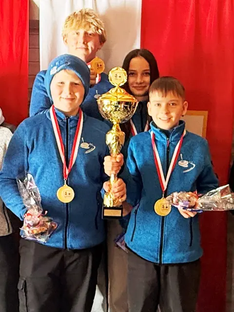 Das Sieger Team EC Oberndorf I; hinten Lorenz Hofer und Leni Volstuben, vorne; Vincent Hofer und Lorenz Volstuben.