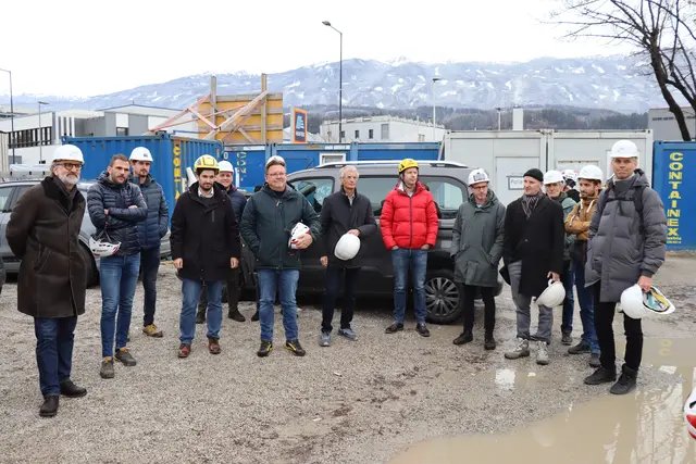Für Gespräche standen vor Ort Bürgermeister Josef Karbon, Bauträger Thomas Hackl von TIGEWOSI, Architekt Mario Gasser, die Tragwerksplaner Thomas Badergruber und Conrad Brinkmeier sowie Holzbau-Experte Alexander Stufferin zur Verfügung. | Foto: Kendlbacher