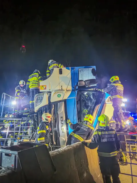Mehr als eine Stunde brauchten die Einsatzkräfte, um den Fahrer zu befreien. | Foto: FF Mooskirchen/FF Steinberg