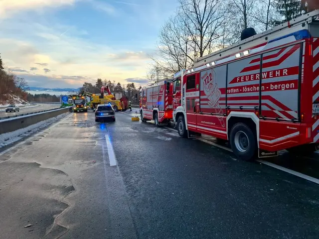Fünf Stunden lang war die Autobahn in Fahrtrichtung Wien gesperrt. | Foto: FF Mooskirchen/FF Steinberg