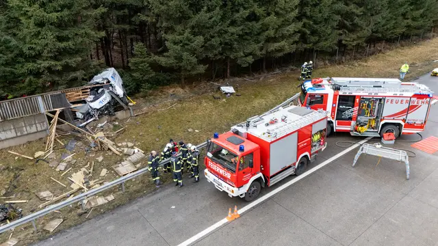 Unklar ist, warum der Mann mit seinem Transporter von der Straße abgekommen ist. | Foto: TEAM FOTOKERSCHI / WERNER KERSCHBAUMMAYR