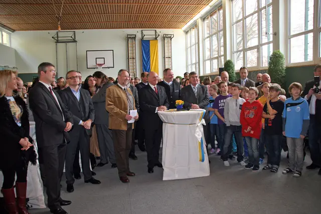 Baustart im Turnsaal der Hauptschule Harmannsdorf durch Landeshauptmann Erwin Pröll – es sollte über zehn Jahre dauern, bis die Umfahrung eröffnet werden konnte.