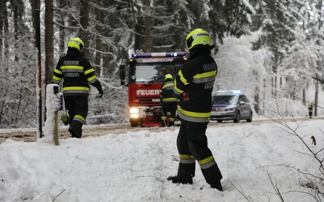 Die Einsatzkräfte hatten alle Hände voll zu tun - hier am Weg in die Gaal. | Foto: FF/Zeiler