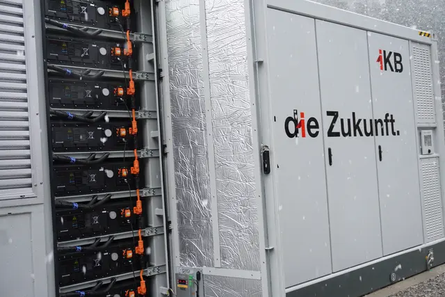 Der Strom, der in den Containern gespeichert wird, könnte bis zu 140 E-Autos versorgen.  | Foto: AMG