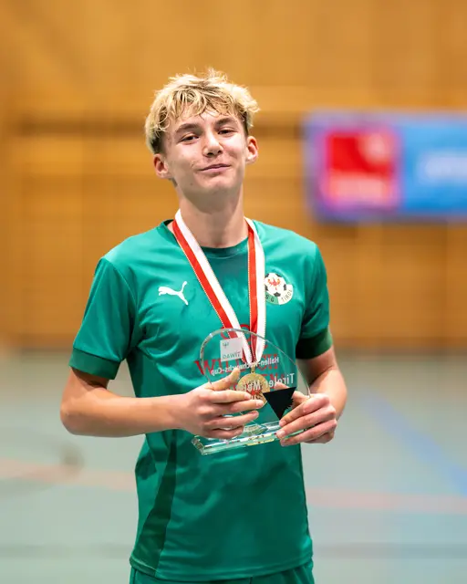 Der Auftritt der WSG Tirol wird mit dem Siegerpokal gekrönt. | Foto: TFV/Daniel Schönherr