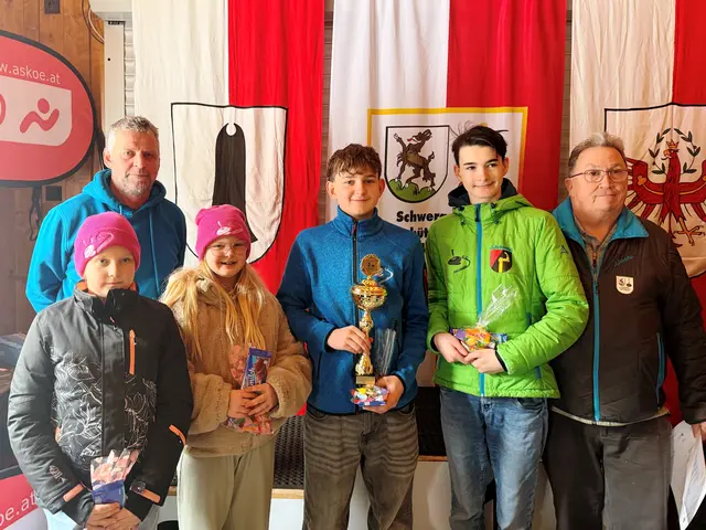 Rang 7 EC Oberndorf II; Laura Thomas, Anna Perterer, Paul Hauser und Stefan Stöckl, mit den Offiziellen EC Brixen Obmann Rupert Straßer und Bezirksobmann Andi Aberger