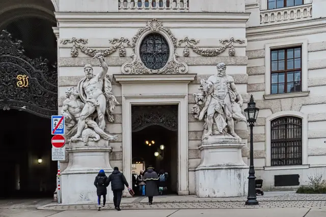 Hier geht es vom Michaelerplatz in die Wiener Hofburg