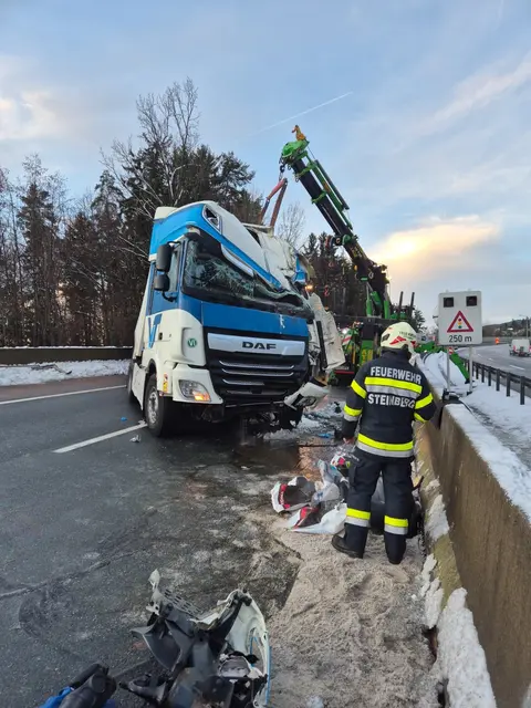 Der Sattelschlepper wurde bei diesem Unfall schwer beschädigt. | Foto: FF Mooskirchen/FF Steinberg