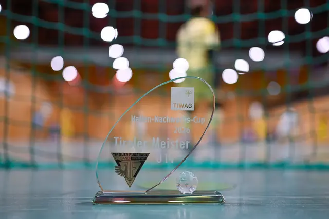 Der Siegerpokal im U14-Bewerb des TIWAG Hallen-Nachwuchs-Cup 2026 des TFV. | Foto: TFV/Daniel Schönherr