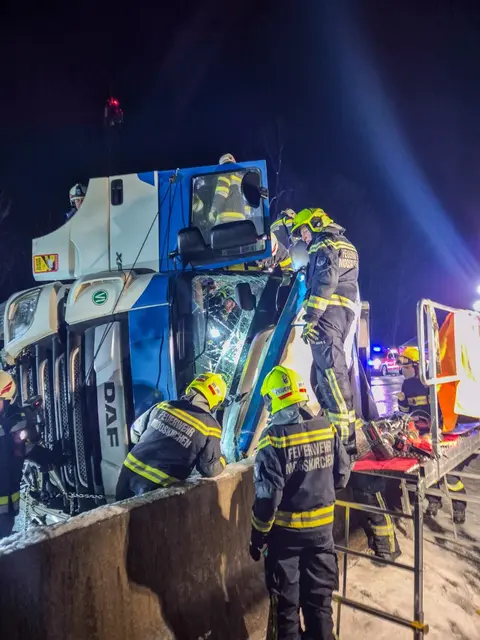 Der Fahrer war mit den Beinen eingeklemmt, aber ansprechbar. | Foto: FF Mooskirchen/FF Steinberg