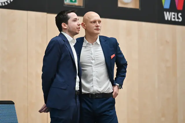 Die beiden Coaches Fernando Merchante und Klym Artamonov beraten. | Foto: Basketball Austria/U. Winter