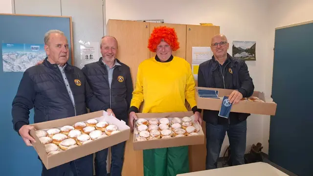 Josef Bliem, Hannes Bogensperger und Werner Glösel bei der Übergabe der Krapfen an den Betriebsleiter der Fanningberg Bergbahnen, Josef Bogensperger. | Foto: Kiwanis Club Lungau