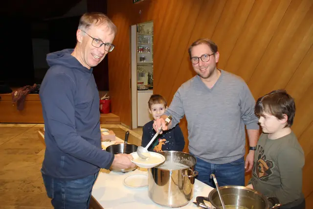 Pfarrkirchenrat Martin Aichner (l.) ließ sich von Pastoralassistent Bernhard  Kathrein-Wieser  eine herzhafte Käsesuppe einschöpfen.  | Foto: Manfred Jordan