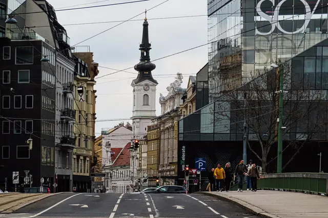 Nein, keine Innenstadt-Kirche! Das hier ist ein Blick von der Inneren Stadt über den Donaukanal in die Taborstraße (die auch sehenswert ist).