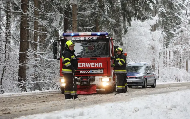 Mehrere Unfälle passierten auf der Schneefahrbahn. | Foto: FF/Zeiler