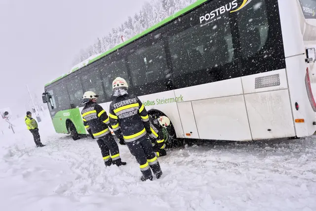 Ein hängen gebliebener Bus in Weißkirchen. | Foto: FF Weißkirchen.