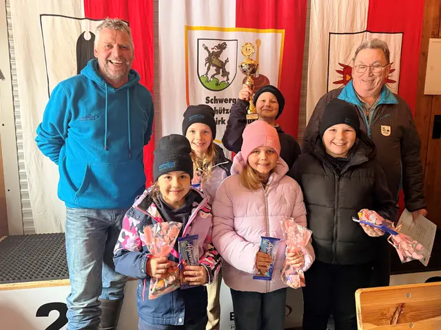 Rang 8 EC Brixen; hinten Marie Beihammer und Peter Neuschmid, vorne Lisa Beihammer, Sophie Strobl und Magdalena Beihammer, mit den Gratulanten Rupert Straßer und Andi Aberger