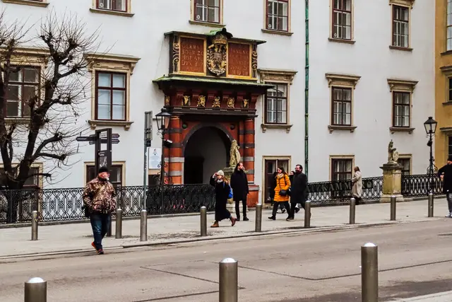 Im Inneren Burghof gibt es das Schweizer Tor zu bewundern