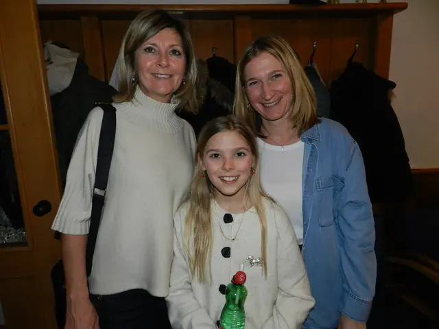 Elisabeth,Valentina Hofstätter und Claudia Halbwachs besuchten die Aufführung von der Stössinger Theatergruppe. | Foto: Heribert Punz