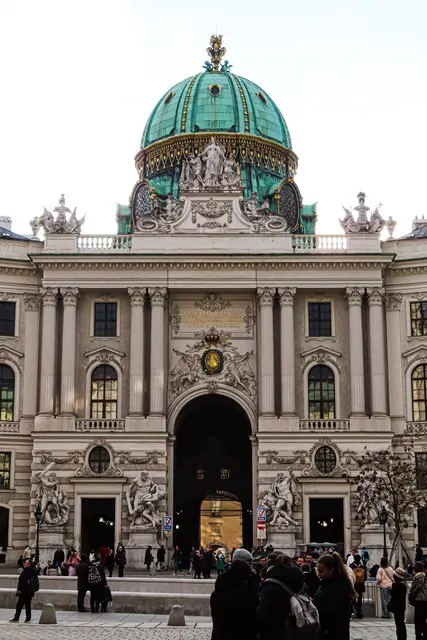 Die Michaeler-Kuppel thront auf dem Michaeler-Trakt der Wiener Hofburg