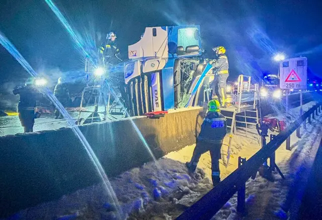 Der Sattelschlepper prallte gegen die Betonleitwand und kippte um. | Foto: FF Mooskirchen/FF Steinberg