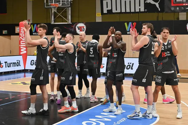 Am Ende jubelten die Kapfenberger in Wels. | Foto: Basketball Austria/U. Winter