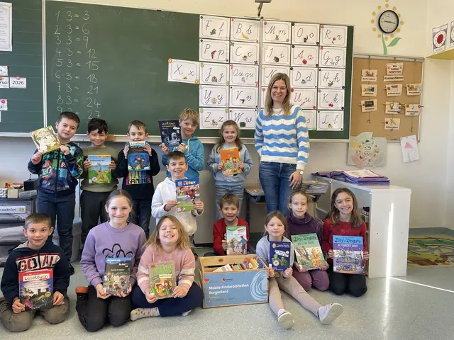 Die mobile Kinderbibliothek macht regelmäßig Halt in der Volksschule Kukmirn. Schulleiterin Stefanie Venus und die Kinder freuen sich stets über neue Bücher.  | Foto: Volksschule Kukmirn