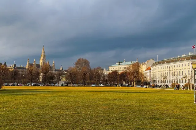 Wiener Rathaus, Burgtheater, Kanzleramt voll im Licht