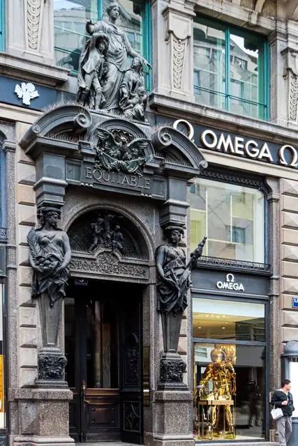Das wundervoll gestaltete Eingangstor in das Equitable-Palais am Stock im Eisen-Platz