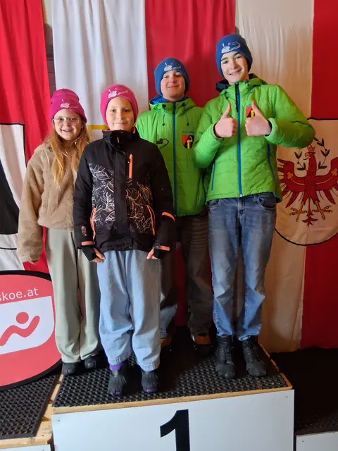 Start Nr. 8 EC Oberndorf II; Anna Perterer, Laura Thomas, Paul Hauser und Stefan Stöckl