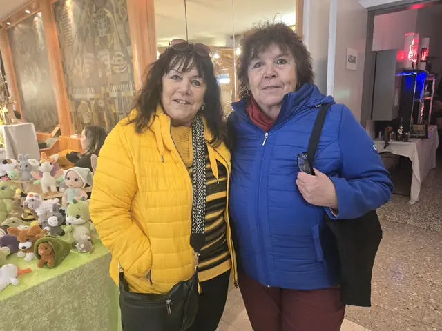 Ilse Möschl aus Bad Gastein und Erika Kogler waren begeistert von den Haus- und Garten-Dekorationen sowie den Souvenirs und Basteleien der Aussteller:innen. | Foto: Julia Steyrer