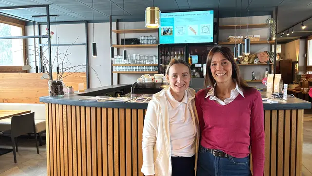Silvia Liker (li.) und Cristina Santoro-Sienčnik im Café „Oratorio Base“. Hier befindet sich auch der "Lernraum"  und die "Zuhörbox" ist in einem separaten Raum des Cafébereichs eingerichtet. | Foto: MeinBezirk.at